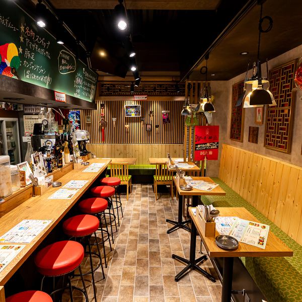 落ち着いてお食事を楽しめる「4名様用×5卓」の半個室をご用意しております。カーテンで仕切られたプライベートな空間は、周囲を気にせず過ごせるため、女子会やご家族連れでのご利用に大人気◎アットホームな接客と仕切りのある安心感の中で、自慢の韓国料理と美酒を心ゆくまでご堪能いただけます。