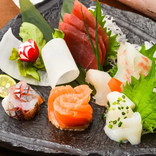 We offer a wide variety of dishes featuring seafood and locally sourced vegetables, including sashimi platters and seasonal assortments.A variety of carefully selected snacks are available from 110 yen.
