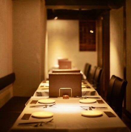 There are private rooms available.Table seats can also be used as private rooms.