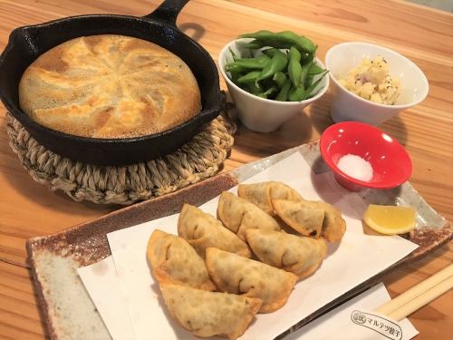 热气腾腾的带翅膀的圆铁饺子