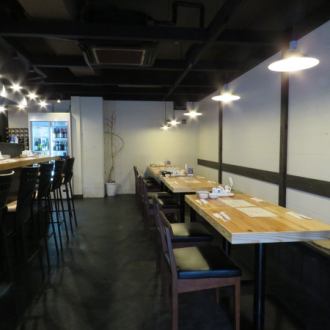 テーブル4名様×2　6名様×1。店内なのに解放感たっぷりのテーブル席！洗練されたデザインのテーブル席♪