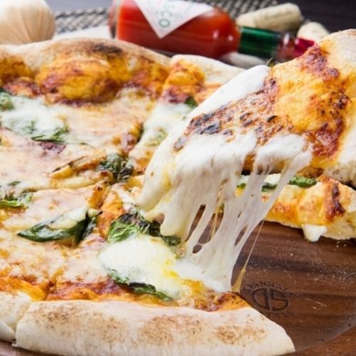 두꺼운 원단의 식감과 치즈의 맛을 즐기는 '피자 마르게리타'
