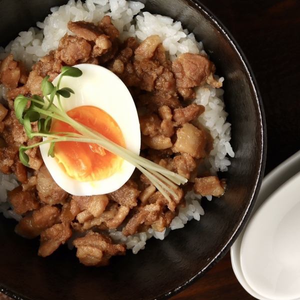 ≪リピート率No,1の超人気メニュ♪≫豚肉のジューシーな旨味がクセになる！”ルーロー飯” 800円 (税込)