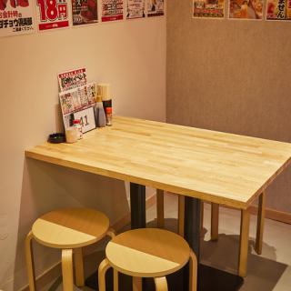 【サク飲みに】少人数で和気あいあいとお料理とお酒を楽しめるテーブル席!駅近なのでフラッと気軽にお立ち寄りください♪