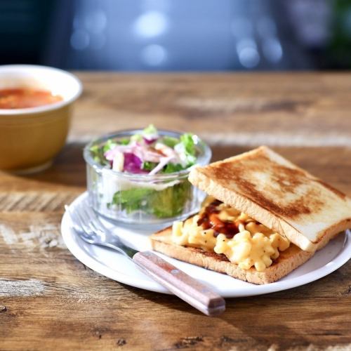 [Sandwich set] with soup full of vegetables and steamy potatoes cooked in-store.