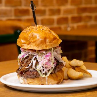 Plenty of vegetables! Coleslaw and tender pulled pork! Pulled pork burger 1600 yen!