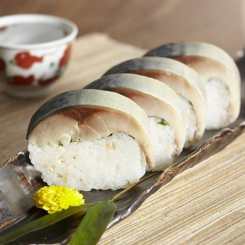 松前風格的toro青花魚壽司