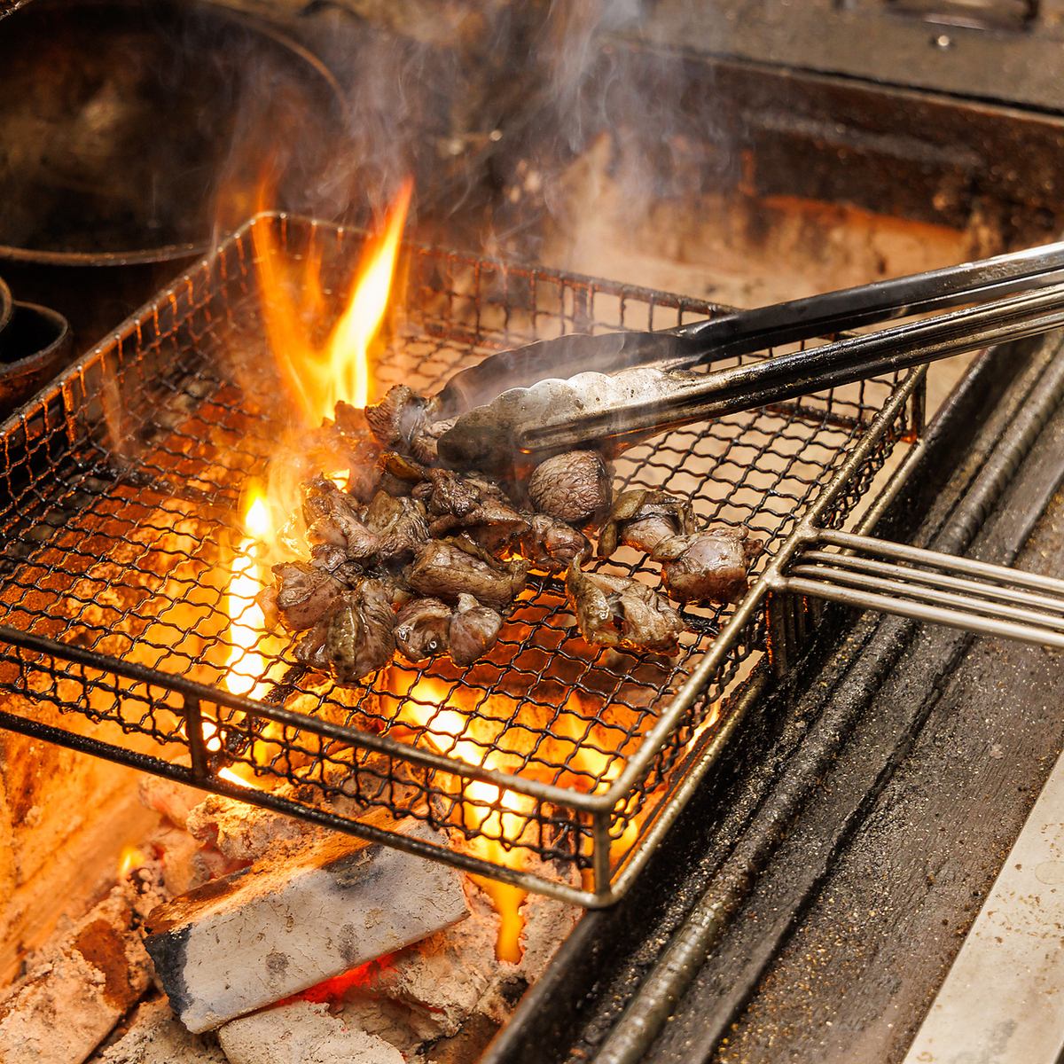 鹿児島県産地鶏の炭火焼が名物。旨味が凝縮された必食の逸品 ！