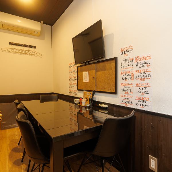 5名様までご利用可能な落ち着いた雰囲気の半個室をご用意しております。設置された大型モニターではスポーツ観戦も可能でございますので、少人数の飲み会や友人との集まりをプライベートな空間で存分にお楽しみいただけます♪