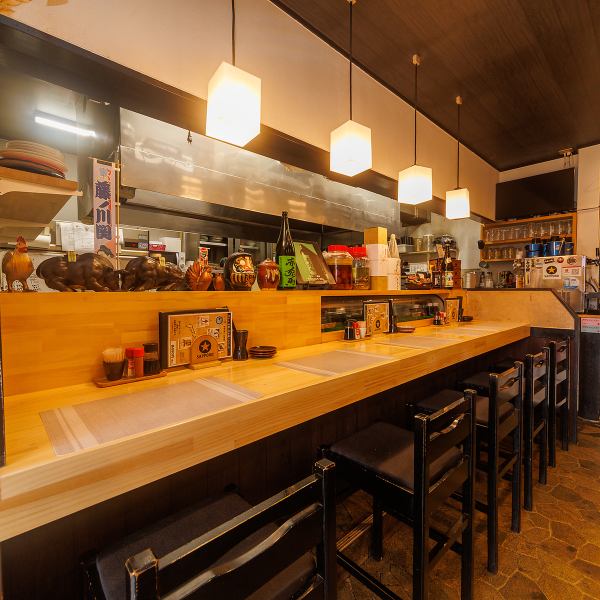 お一人様でも周囲を気にせず、ご自分のペースでゆっくりとお食事やお酒をお楽しみいただけるカウンター席を完備しております！会社帰りのサク飲みや二軒目など、ぜひお気軽にお立ち寄りください。ご来店お待ちしております☆