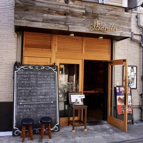 A French bar conveniently located just a 1-minute walk from Oyama Station!