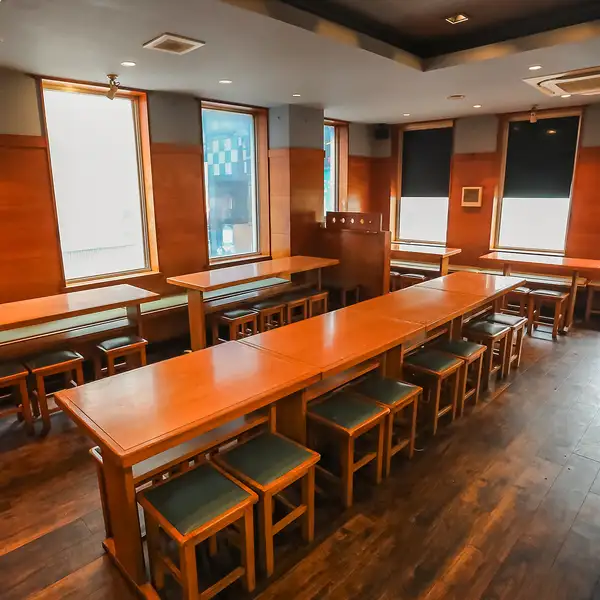 総席数５０席の広々とした店内には、人数に合わせて柔軟に組み合わせ可能な使い勝手の良いテーブル席を豊富にご用意しております。店内は喫煙可能となっており、おタバコを吸われる方も居心地良くお過ごしいただけます。最大５８名様までのご宴会や、２５名様からの少人数貸切パーティーにもお勧めです。