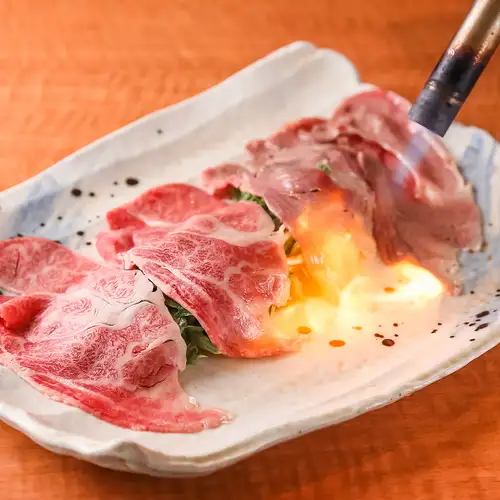 【贅沢な逸品】目の前で仕上げる豪快な演出も魅力の看板メニュー「牛炙りしゃぶしゃぶ」
