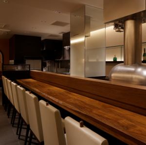 我们提供吧台座位，让您享受只有在串坊才能找到的独特氛围。