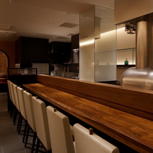 串の坊ならではの臨場感あふれるカウンター席で、揚げたての串カツを職人技とともにご堪能ください。ご家族との食事はもちろん、大事なデートや記念日にもふさわしい老舗の和空間です。