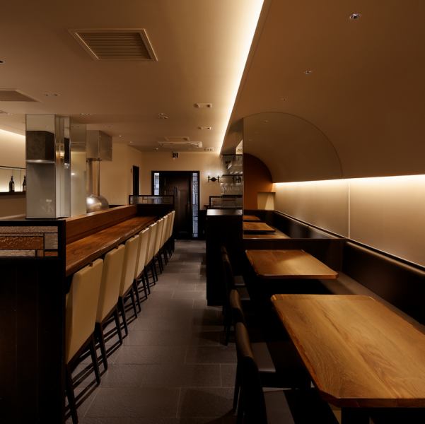 広々としたテーブル席にて、ごゆっくりとお寛ぎください。四季折々の食材を贅沢に使った揚げたての高級串カツを囲みながら、お仲間との食事やご家族との団らん、女子会にも最適な人気のお席です。