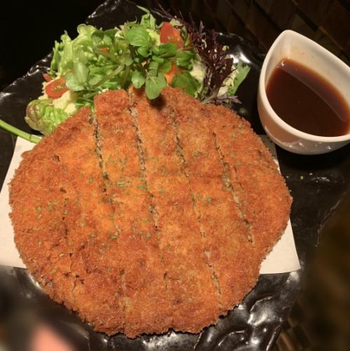 Large-sized straw sandal mince cutlet with plenty of vegetables