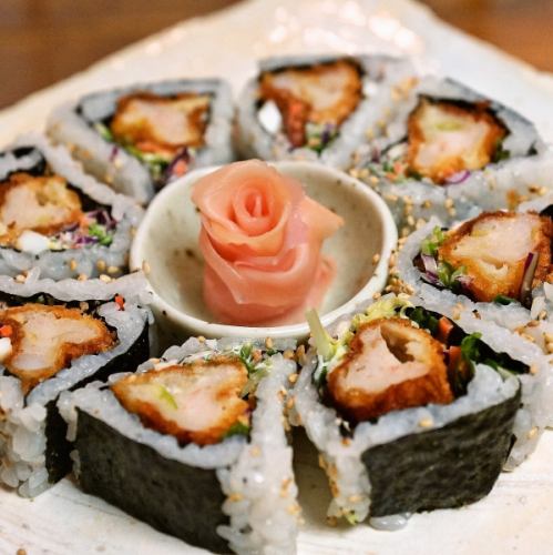 Maki壽司，帶有豐滿的蝦肉餅和塔塔醬