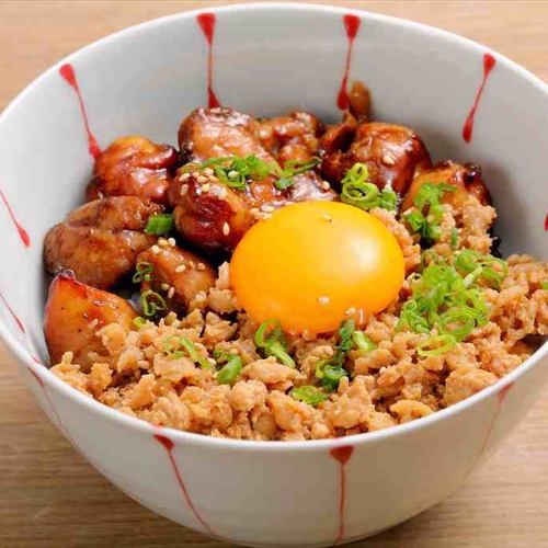 Minced meat and egg rice bowl
