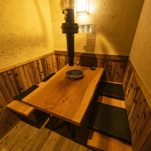 【半個室で落ち着いた時間を♪】落ち着いた雰囲気の中で食事を楽しむことができ、テーブル席と半個室をご用意しています！会社帰りにリラックスしながら美味しい料理を楽しむのもオススメです♪半個室のお席もあり、接待利用にも最適なお席をご用意。心温まるサービスと共に、素敵な時間をお楽しみください◎