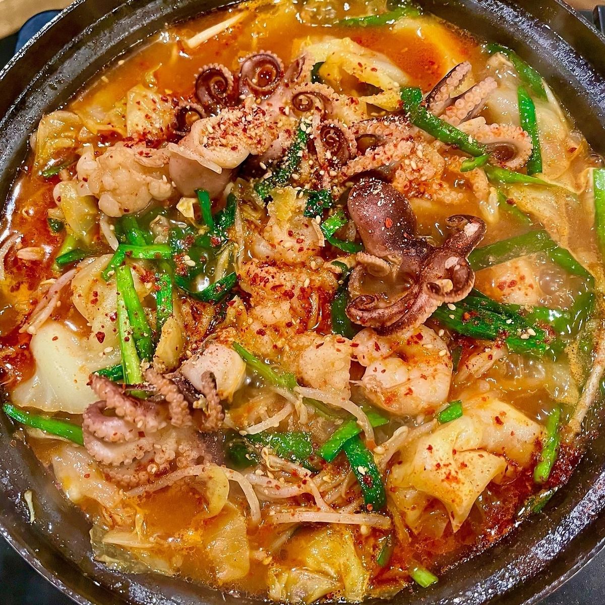 Busan specialty! ``Nakkobsae'' Delicious and spicy hotpot with octopus, offal, and shrimp★