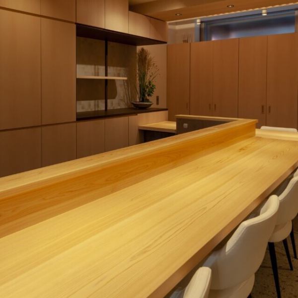 シンプルで洗練された店内です。カウンター席は目の前で料理を作る姿を見ることが出来るのも当店の魅力のひとつ！旬の食材を丁寧にさばく匠の技をぜひご覧くださいませ。