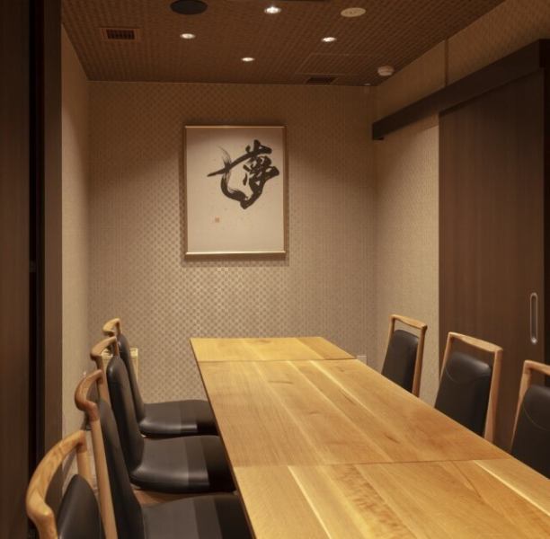 落ち着いた空間で、周囲を気にせずゆったりとリラックスした状態でお食事をお楽しみいただけます。フードやドリンクのメニューも豊富に取り揃えており、お客様のニーズに合ったものをご提供いたします。落ち着いた雰囲気の中で美味しい料理をご堪能いただけますので、ぜひ当店へお越しください！