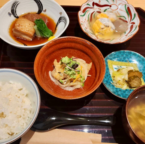 日替わり(小鉢三種、ごはん、味噌汁)