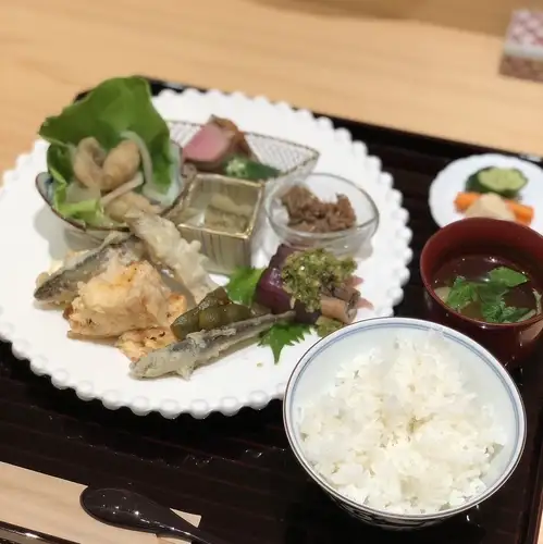점심도 영업하고 있습니다
