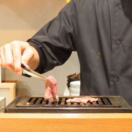 カウンター席は店員がフルアテンドでお肉を焼いて提供いたします