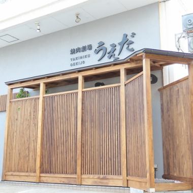 当店は、JR山陽本線東加古川駅南口から徒歩約6分の便利な立地にございます。外観から内装に至るまでこだわり抜いたデザインで、洗練された雰囲気が漂います。特別なひとときを提供するため、完全予約制を採用しており、入口はオートロックですので、事前のご予約をお願いいたします。