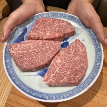 엄선한 고기를 풀 어텐드로 즐길 수 있습니다 ◎