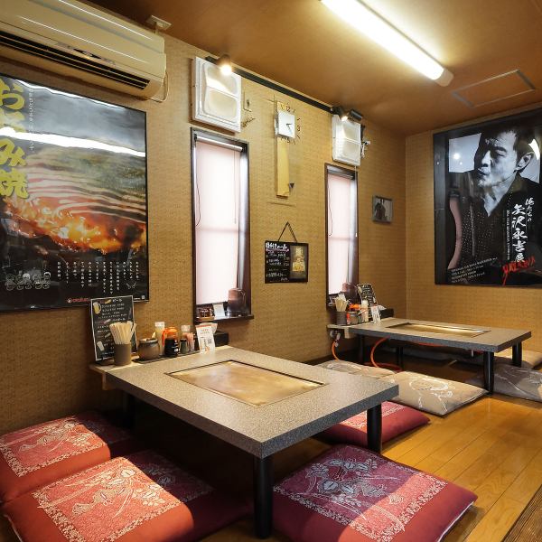 当店は、木のぬくもりを感じる落ち着いた雰囲気の中で、ゆっくりと鉄板料理を堪能していただけます。アットホームな空間で、ご夫婦や大切な方と肩ひじ張らずに、心ゆくまでお過ごしください。店主の目利きによる新鮮な国産や地元の旬の食材を使った絶品料理は、会話を弾ませ、食事を通して得られる喜びと感動を深めます。