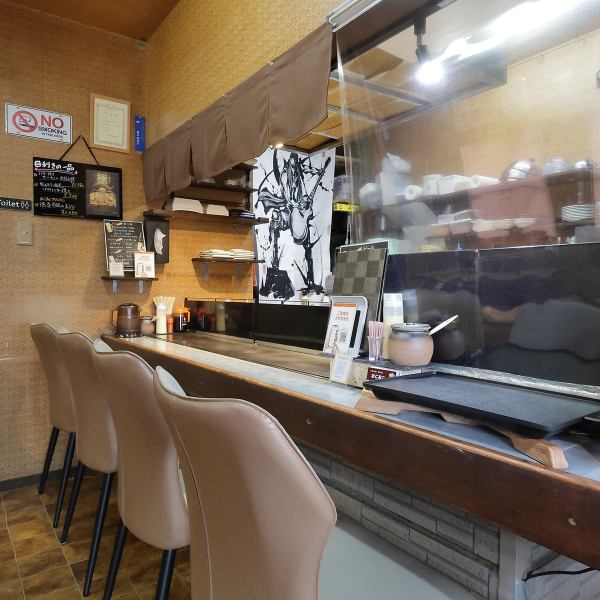 お一人様から大歓迎しております。カウンター席で、鉄板で調理されるライブ感を楽しみながら、ゆったりとお食事をお楽しみください。店主の今まで経験を活かしたお好み焼き以外の豊富なメニューや、店内黒板に書かれる四季を通じた旬のメニューは、何度来ても新しい発見でお楽しみいただけます。