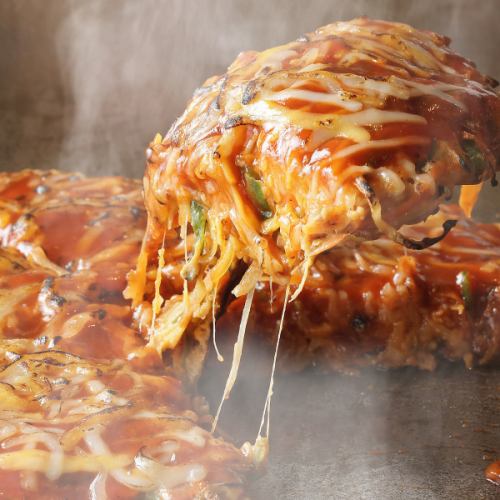トロけるチーズと特製トマトソースが絶品!まるでイタリアンのようなお好み焼き