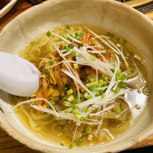 梅の風味でさっぱり！女性に大人気の特製冷麺は必食♪