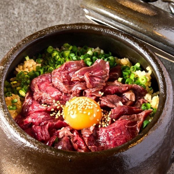 ★NEW★贅沢具材がのった土鍋ごはんが登場♪肉ゆっけや定番の鮭いくらなど絶対食べてほしい逸品です♪