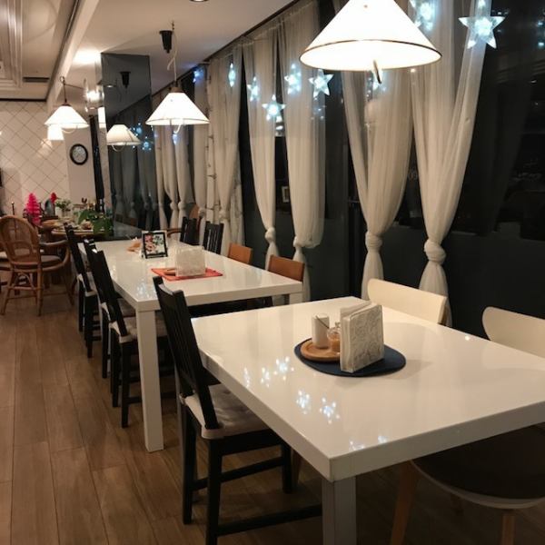 【4 people table × 3 tables】 table seat which can sit comfortably.Please use it in various scenes such as business entertainment, family, friends and so on.While enjoying the atmosphere in the shop, you can have a calm time.