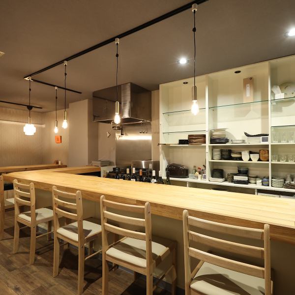 ライブ感溢れるカウンター席は、調理の様子を間近で見ることができる臨場感たっぷりの特等席です。お一人様でも気兼ねなく過ごせる落ち着いた雰囲気の中で、シェフの技を眺めながらゆったりとお食事をお楽しみいただけます。北海道での特別なひとときを、千歳の隠れ家的な空間で心ゆくまでご堪能ください♪