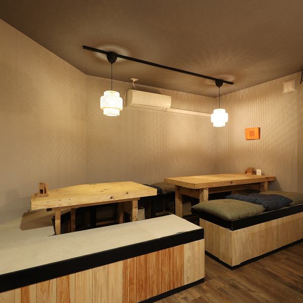 白を基調とした清潔感溢れる内装が印象的な店内は、階段を降りた先にある半地下の隠れ家のようなロケーションです。都会の喧騒を忘れさせてくれる静かな佇まいで、大人の社交場として相応しい洗練された雰囲気が漂います。日常を離れてゆっくりと羽を伸ばしたい夜に、ぜひ足をお運びいただきたい特別な場所です♪