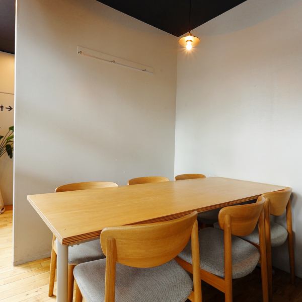 周囲をほどよく区切った半個室は、落ち着いて食事を楽しめる人気の空間。少人数ディナーやデート、記念日の利用にも選ばれやすく、静かに語らいたい夜にぴったり。特別すぎず適度にプライベート感があるため、家族での食事にも使いやすいのが魅力。ゆっくりコースを楽しみたい方におすすめの席です。