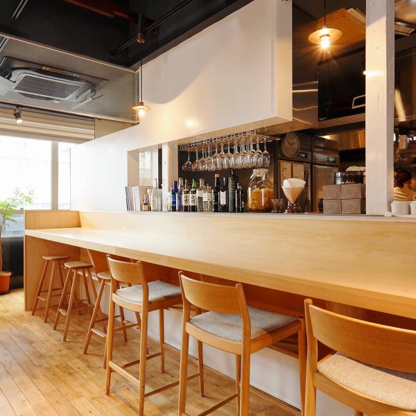 ひとり飲みや気軽なディナーに人気のカウンター席。木の温もりが心地よく、スタッフとの距離も近いため自然な会話を楽しめます。初めての方でも利用しやすい雰囲気で、仕事帰りに軽く一杯、またはゆっくり過ごしたい夜にも最適。自分のペースで過ごしたい方に選ばれる、“居心地の良さ”が魅力の席です。