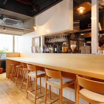 木目が心地よいカウンター席は、ひとり利用や軽い食事に最適。スタッフとの距離も近く、気軽に過ごせる人気の席タイプです。