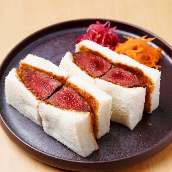 ジビエの魅力をサンドで味わうROOTS自慢の＼鹿のカツサンド／