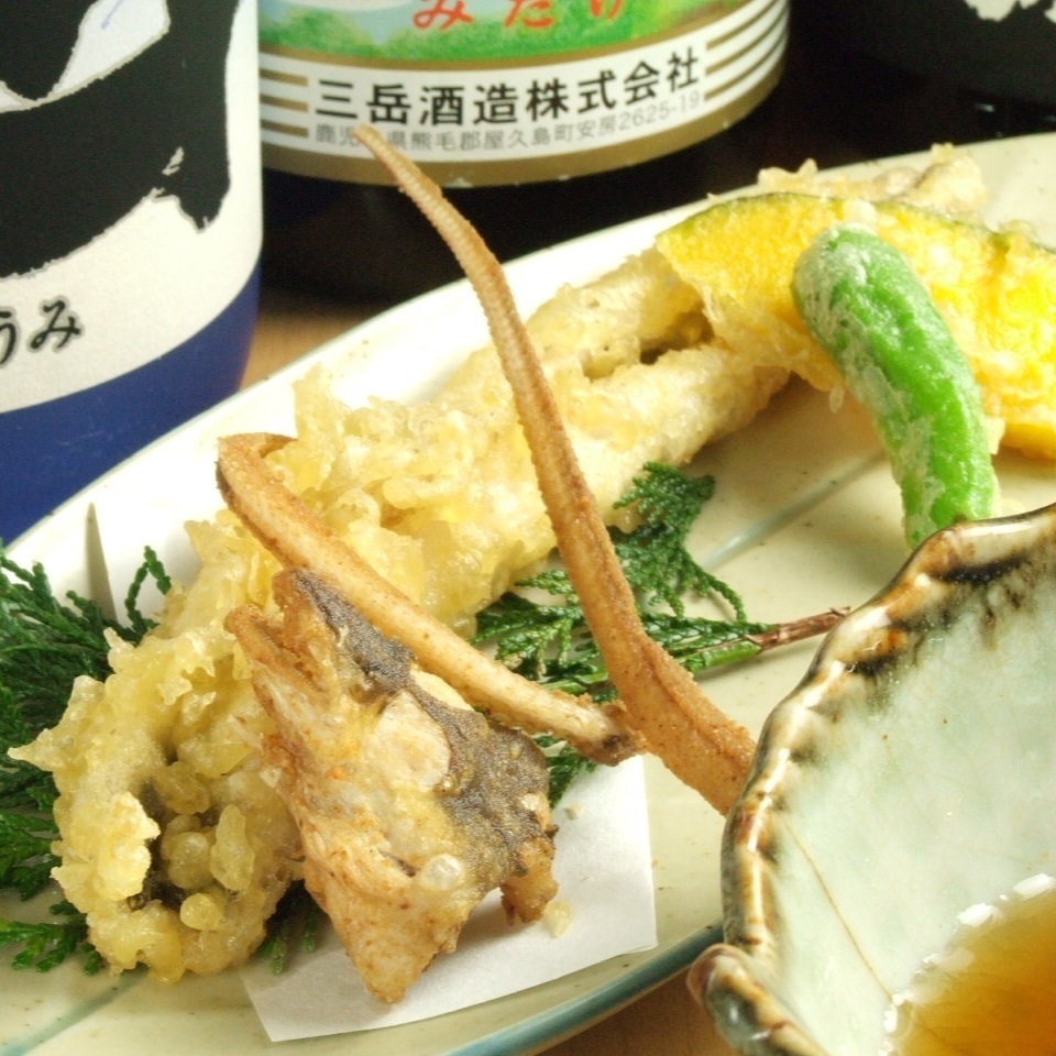 活〆穴子天プラ1480円(税込)など新鮮な海鮮料理を豊富にご用意♪