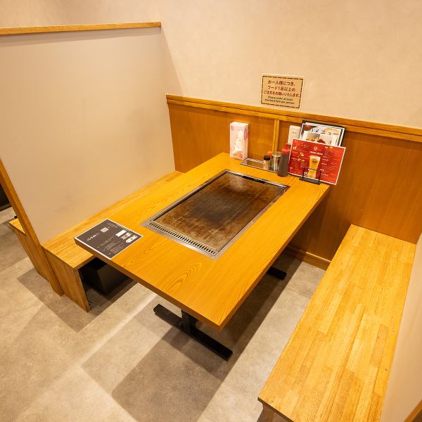 【幅広いシーンにマッチするテーブル席】木の温もりを感じさせるおしゃれなお席は余裕のある造りで、お席同士の間隔も広めに配置されております。お仕事帰りのサク飲みはもちろん、女子会でワイワイ盛り上がれる開放的な空間が魅力◎お子様連れのご家族もゆったりとお過ごしいただけます♪