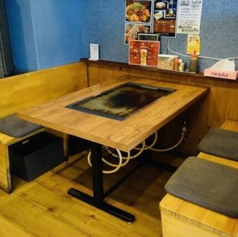 【2階に4名様用テーブル席】当店はファミリー揃ってのご利用も大歓迎♪ベビーカーでのご入店が可能◎椅子が苦手なお子様でも過ごしやすいタイプのお席ですので、ご家族の皆様ものんびりとお食事を楽しむことができます◎