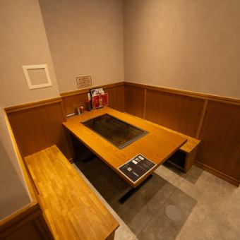 【2階に8名様用個室】プライベートな空間で、友人や家族とみんなでワイワイ楽しむのに最適です。周囲を気にせず、リラックスした雰囲気の中でお食事をお楽しみいただけます。特別なイベントやお祝い事にもぴったりの個室で、思い出に残るひとときをお過ごしください。