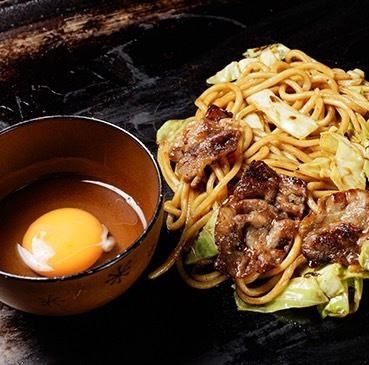 【溶き卵カレー焼きそば】店長のおすすめ！特製玉子麺＆具材たっぷりで食べごたえのある当店名物メニュー◎
