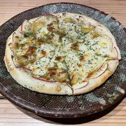 林檎とさつまいものモッツァレラチーズピザ